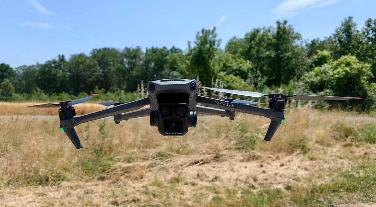 Le dji mavic 3 pro en vol