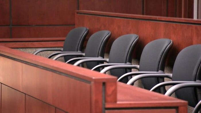 Les sièges d'un jury dans un tribunal.