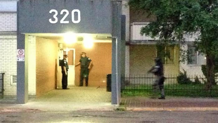 Des policiers de Toronto devant un immeuble d'Etobicoke.