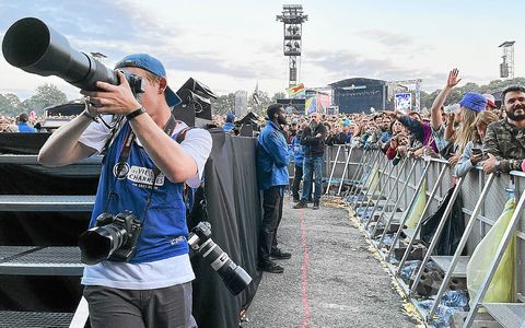 La photo est prise depuis la fosse de la scène Glenmor. C’est d’ici que les journalistes peuvent photographier les artistes facilement, positionnés devant le public.