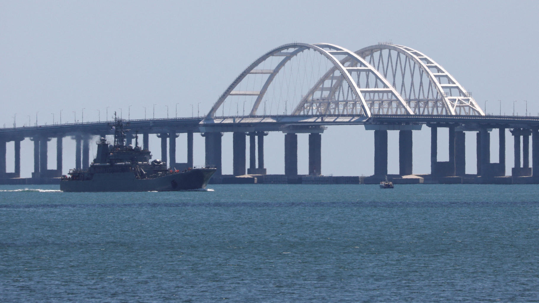 en mer Noire, près de la Crimée, un navire-citerne russe attaqué par un drone ukrainien
