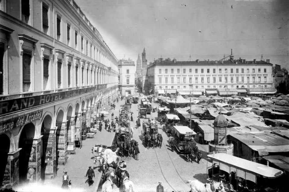 La place du Capitole jour de marché 