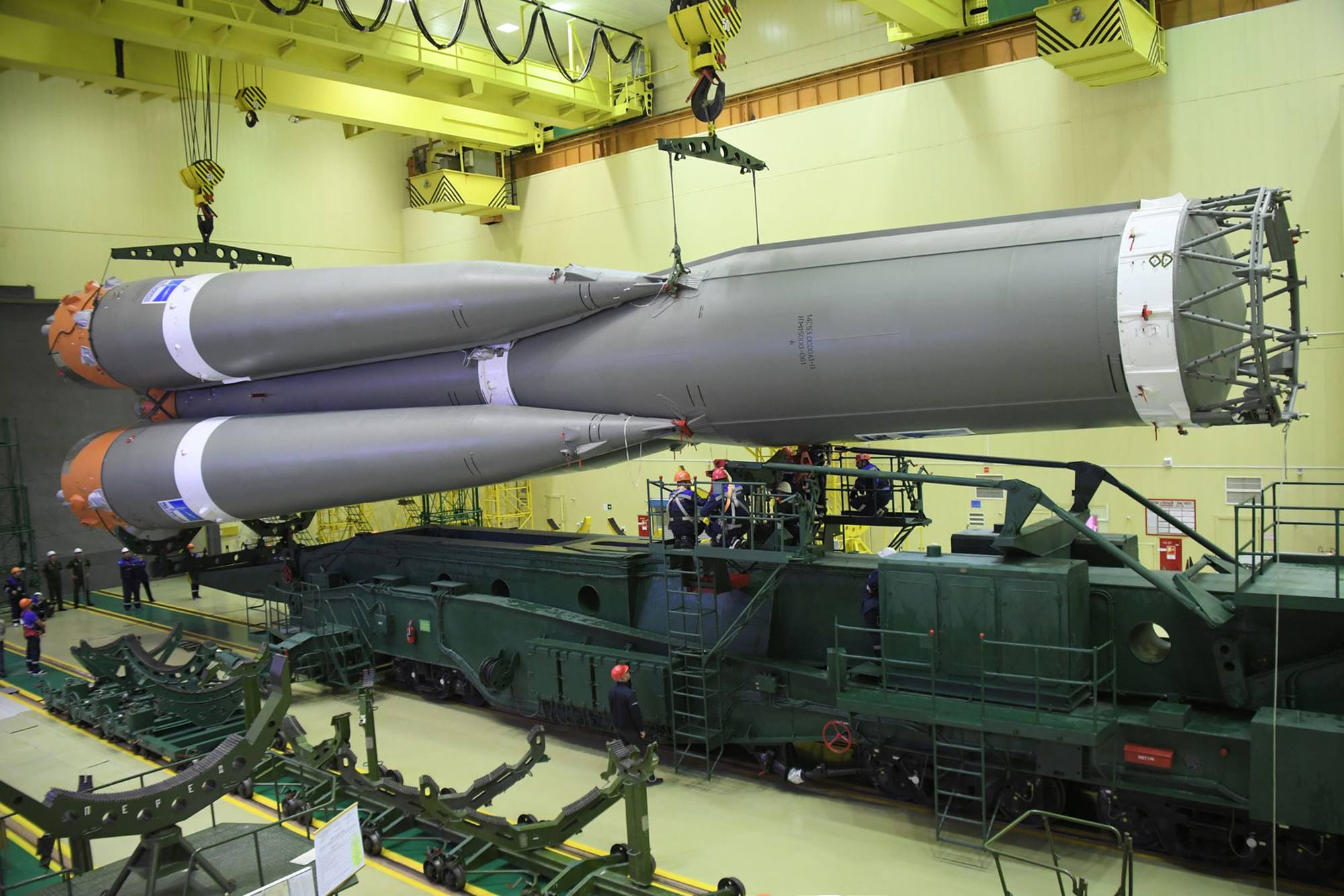 La partie inférieure de la fusée (premier et second étage) est disposée sur le transporteur-érecteur.