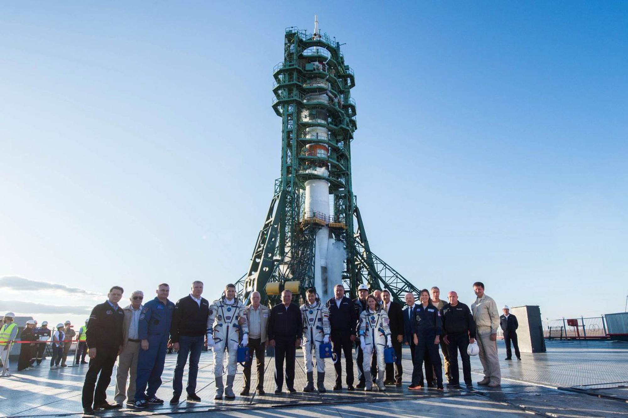 Photo de groupe sur fond de fusée Soyouz.