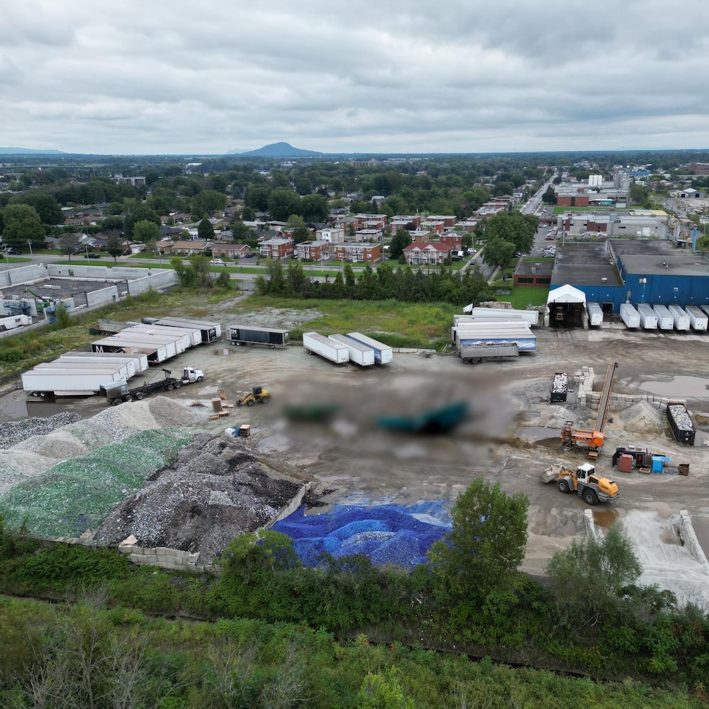 Vue aérienne d’une usine de traitement du verre.