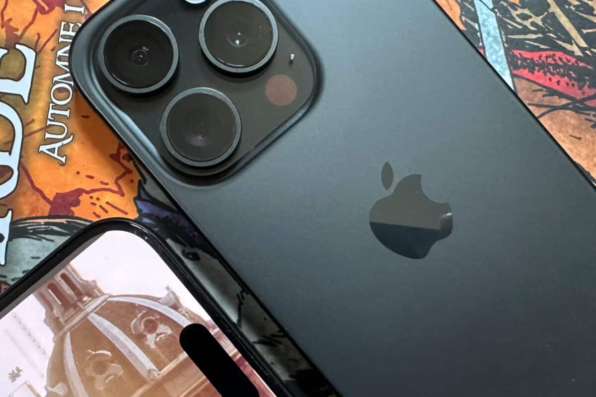 L'iPhone 15 Pro en finition Titane noir.
