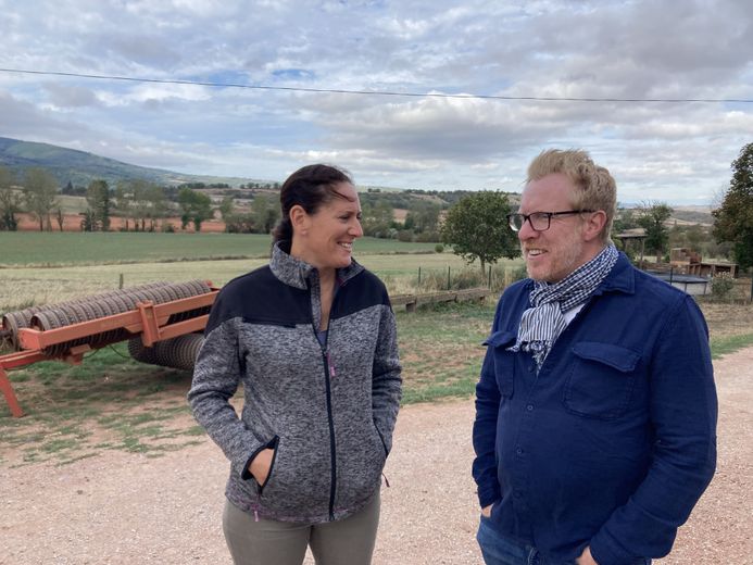 Laure Bernat et Jérôme Pitorin, sur la ferme de Camarès.