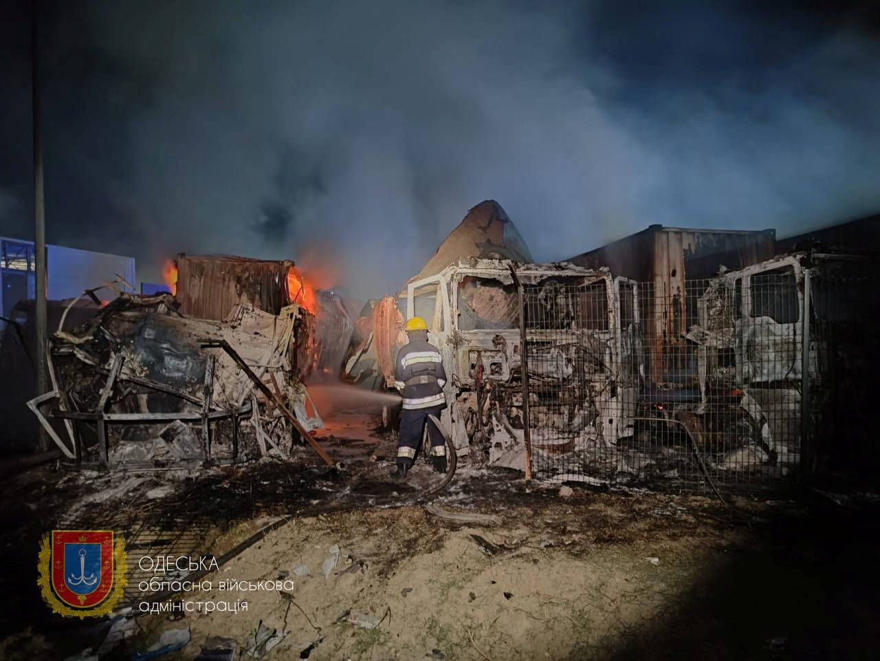 Des pompiers éteignent un feu après l'attaque russe dans la région d'Odessa. — © ODESA REGIONAL MILITARY ADMINIST / via REUTERS