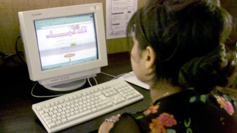 Une utilisatrice dans un cybercafé