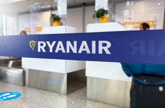Un passager furieux saccage le comptoir Ryanair à l’aéroport (vidéo)