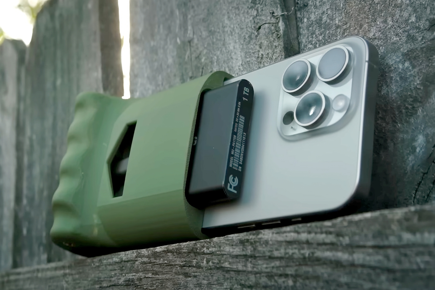 Grip SSD pour iPhone 15 Pro et 15 Pro Max : le compagnon idéal ... - Phototrend