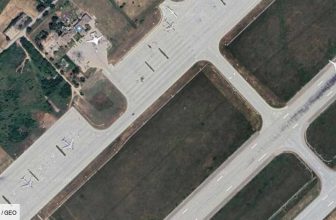 Pour tromper les drones ukrainiens, la Russie peint de faux bombardiers Tu-95 sur ses bases aériennes