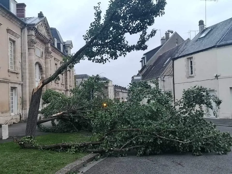 Dans le centre-ville d'Argentan (Orne), les conséquences de la tempête Ciarán sont visibles jeudi 2 novembre 2023 au matin.