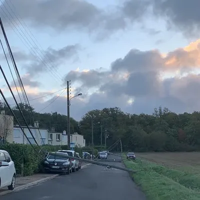 Des poteaux électriques tombés sur la route du Lierre à Saint-Sébastien-de-Morsent (Eure) jeudi 2 novembre 2023