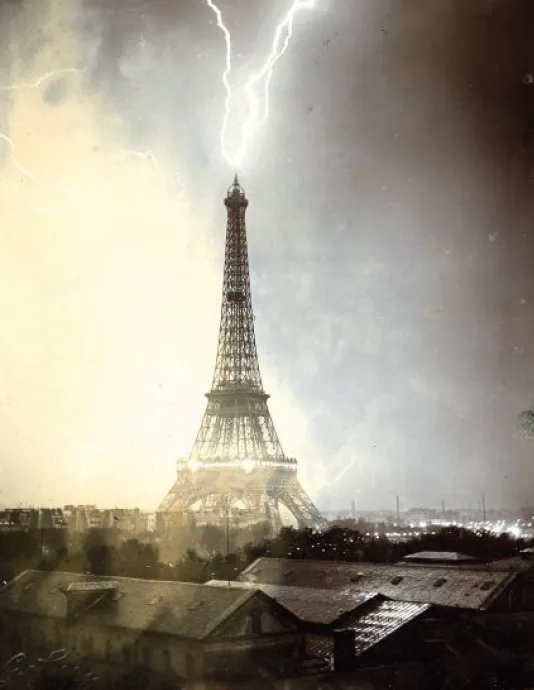 C'est la photo la plus célèbre de Gabriel Loppé : en juin 1902, il prend ce cliché de la Tour Eiffel foudroyée par trois éclairs pendant un orage nocturne.
