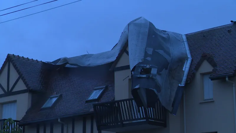 A Ouistreham, le toit de la résidence de la Seigneurie a été arraché et s'est replié sur lui-même.