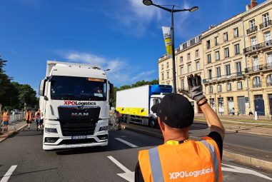 Sur la route du Tour de France, les conducteurs XPO assurent le transport