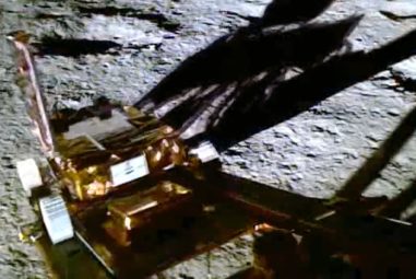 Les images émouvantes du rover Chandrayaan-3 qui roule enfin sur la Lune