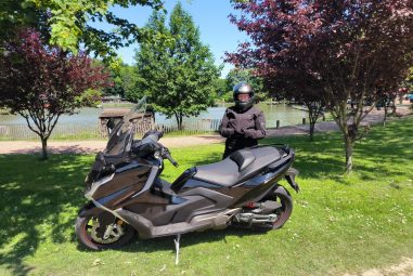 Kymco AK 550 Premium, le maxi-scooter mieux équipé. |