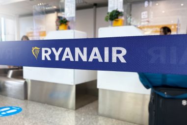 Un passager furieux saccage le comptoir Ryanair à l’aéroport (vidéo)